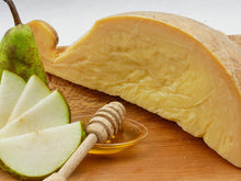 Carica l'immagine nel visualizzatore di Gallery, Caciocavallo Podolico Stagionato - Agriturismo Parco Verde